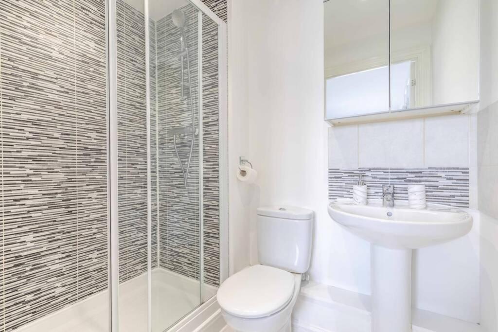 2 Bed & 2 Bath Cosy Apartment Slough- Free Parking المظهر الخارجي الصورة