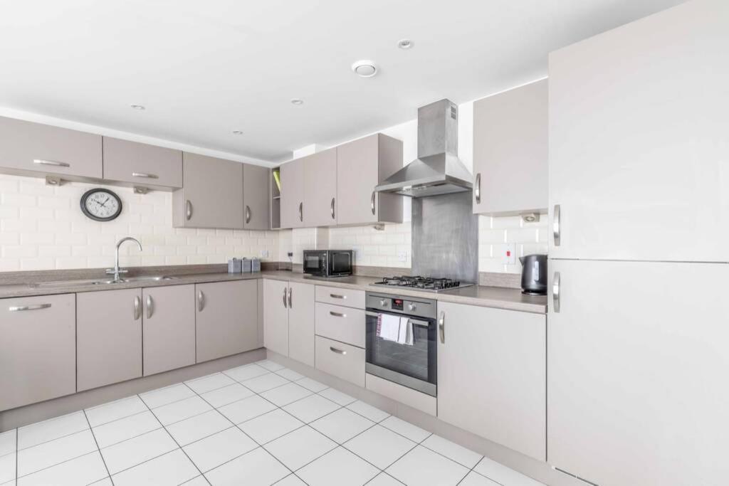 2 Bed & 2 Bath Cosy Apartment Slough- Free Parking المظهر الخارجي الصورة