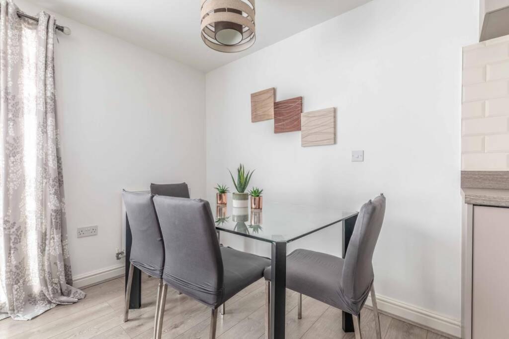 2 Bed & 2 Bath Cosy Apartment Slough- Free Parking المظهر الخارجي الصورة