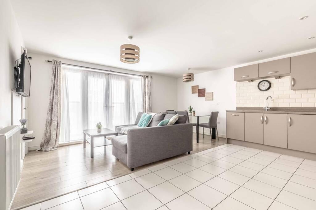 2 Bed & 2 Bath Cosy Apartment Slough- Free Parking المظهر الخارجي الصورة