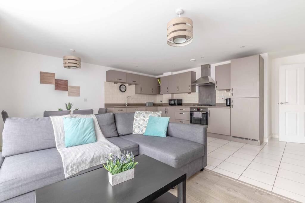 2 Bed & 2 Bath Cosy Apartment Slough- Free Parking المظهر الخارجي الصورة