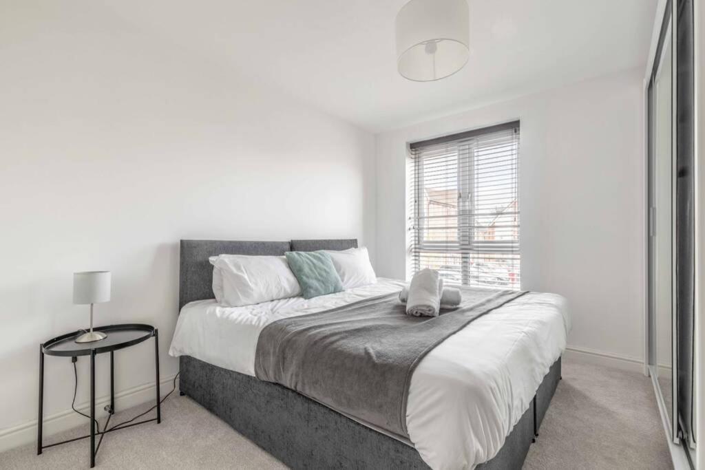 2 Bed & 2 Bath Cosy Apartment Slough- Free Parking المظهر الخارجي الصورة
