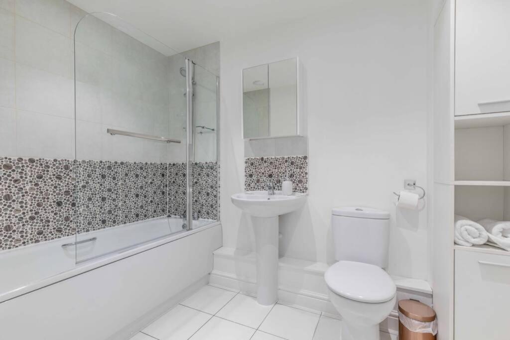 2 Bed & 2 Bath Cosy Apartment Slough- Free Parking المظهر الخارجي الصورة