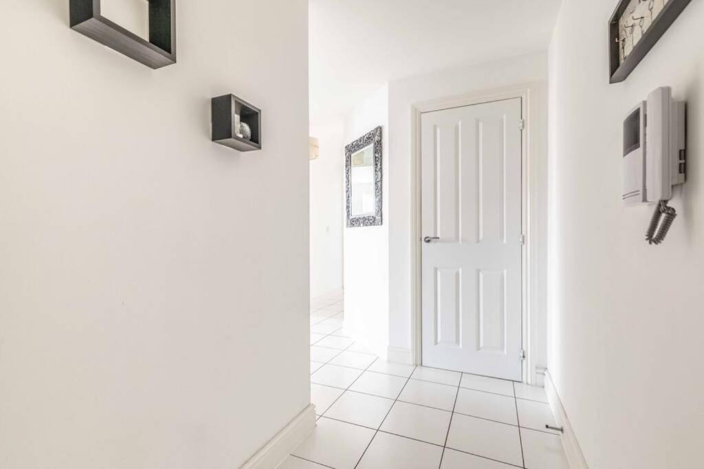 2 Bed & 2 Bath Cosy Apartment Slough- Free Parking المظهر الخارجي الصورة
